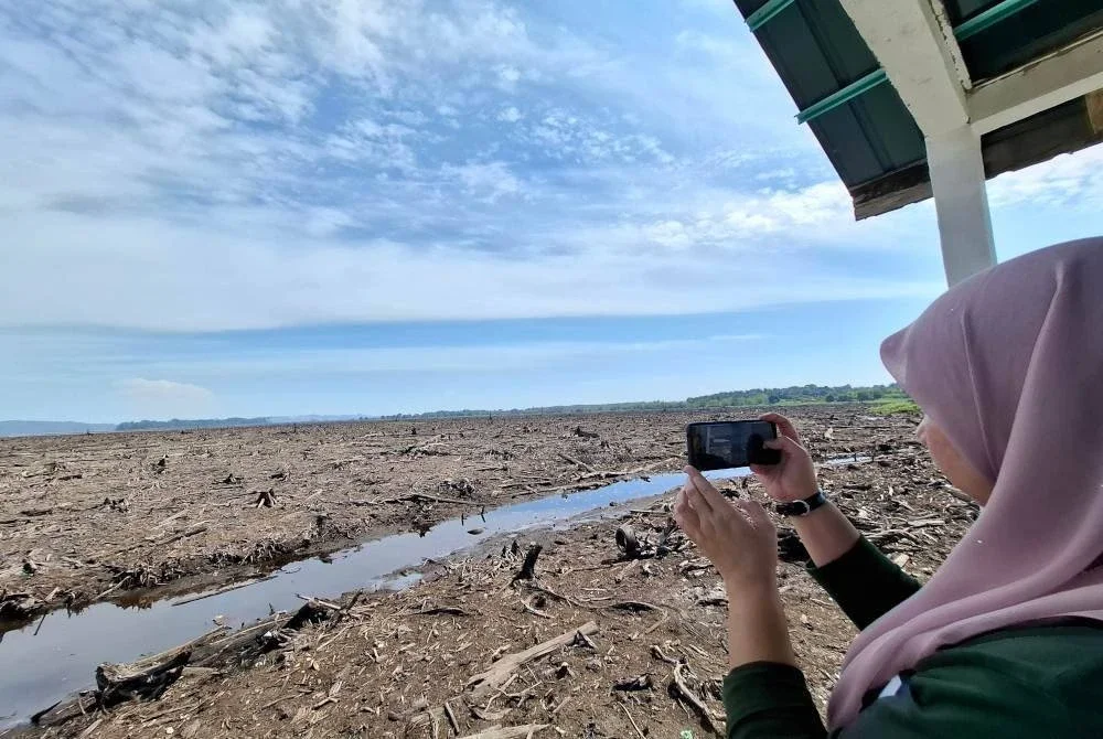 Kolam Bukit Merah kelihatan tandus dan membeku susulan cuaca panas tanpa hujan yang konsisten.