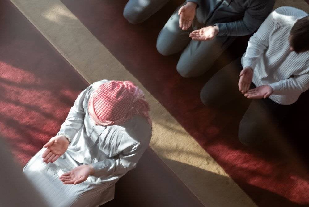 Bolehkah musafir solat qasar mengikut imam solat penuh?