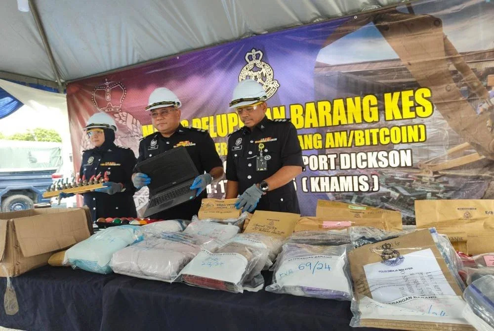 Maslan (tengah) menunjukkan antara barang kes yang dilupuskan pada Khamis.