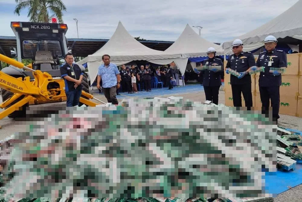 Maslan (tengah) menunjukkan antara barang kes yang dilupuskan pada Khamis. 