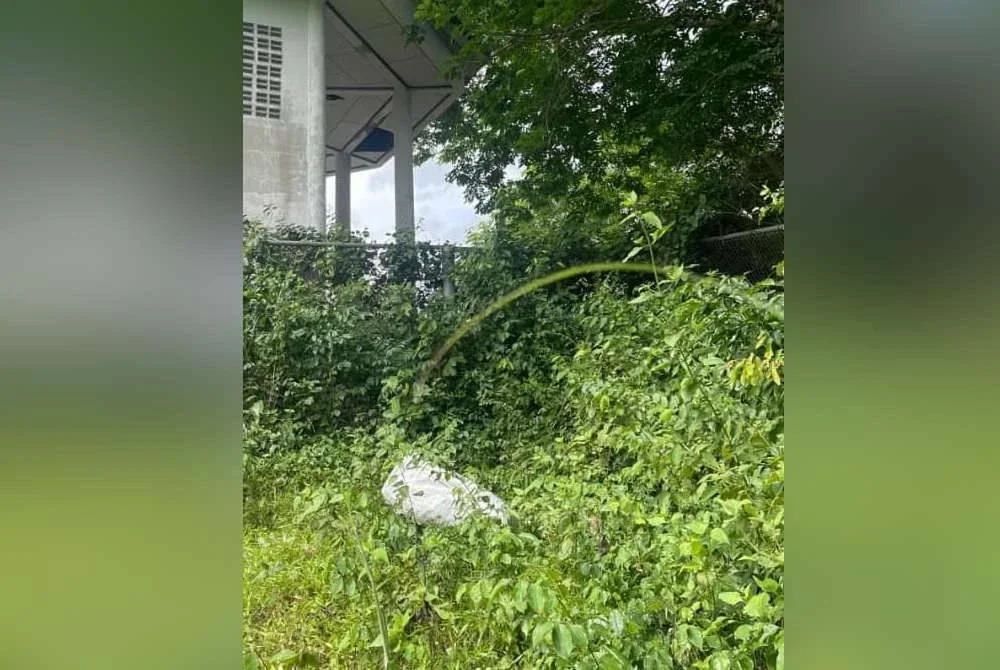 Guni putih ditemukan dipercayai cuba diseludup dari Thailand melalui tembok keselamatan di Padang Besar. Foto PGA