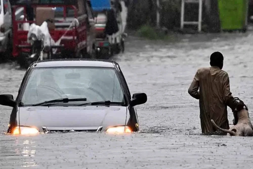 Sekurang-kurangnya 54 maut dan 227 lagi cedera dalam tempoh 24 jam lepas akibat kemalangan berkaitan hujan di seluruh Pakistan. Foto AFP