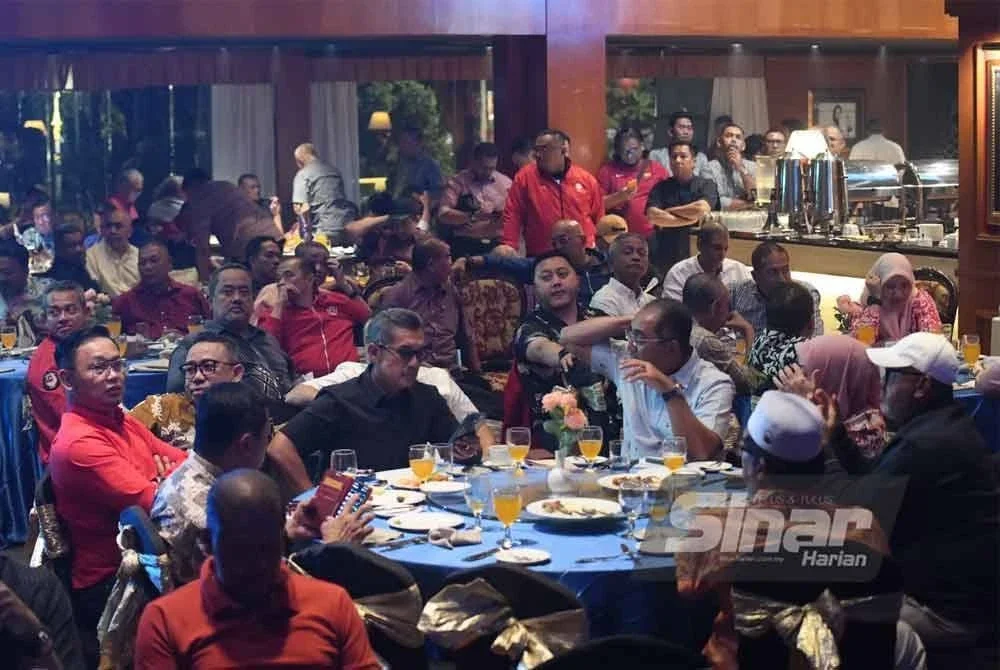 Sebahagian daripada 160 ketua bahagian UMNO yang hadir pada perjumpaan khas di sebuah hotel pada Khamis.