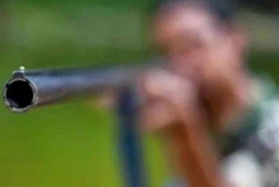 Seorang lelaki warga emas maut dipercayai tertembak diri sendiri di kebun durian miliknya di Kuala Klawang di sini, pada petang Rabu. Gambar hiasan