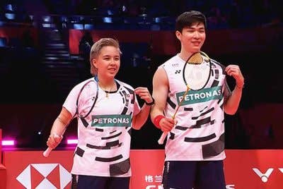 Tang Jie (kanan) dan Ee Wei mara ke suku akhir selepas mengalahkan gandingan Indonesia dalam aksi pusingan kedua Terbuka Jepun di Tokyo pada Khamis. Foto Agensi.