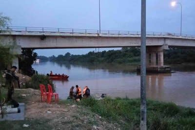 Operasi mencari dan menyelamat warga emas dikhuatiri terjatuh ke dalam Sungai Muar dari atas Jambatan Panchor, Jalan Panchor–Gersik pada pagi Khamis. Foto IPD Tangkak