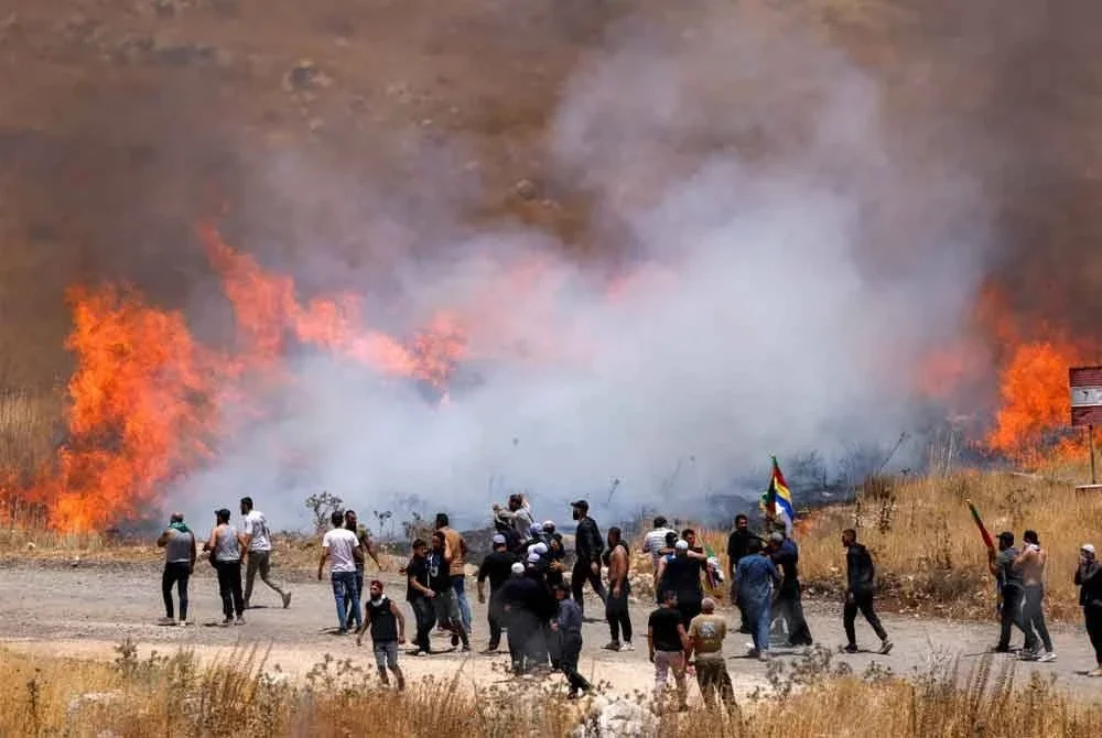 Komuniti Druze dihalang tentera Israel ketika mereka cuba melintasi pagar dawai berduri di Bukit Golan berhampiran bandar Majdal Shams yang didiami puak berkenaan.