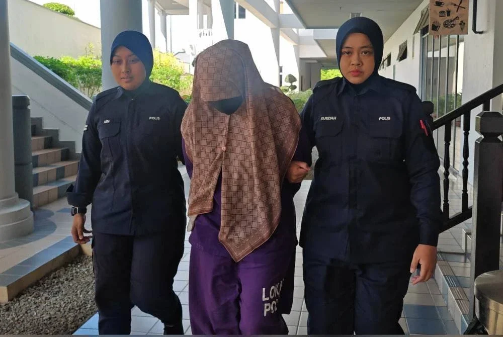 Pengasuh berusia 26 tahun (tengah) direman dua hari oleh Mahkamah Majistret Melaka pada Jumaat.