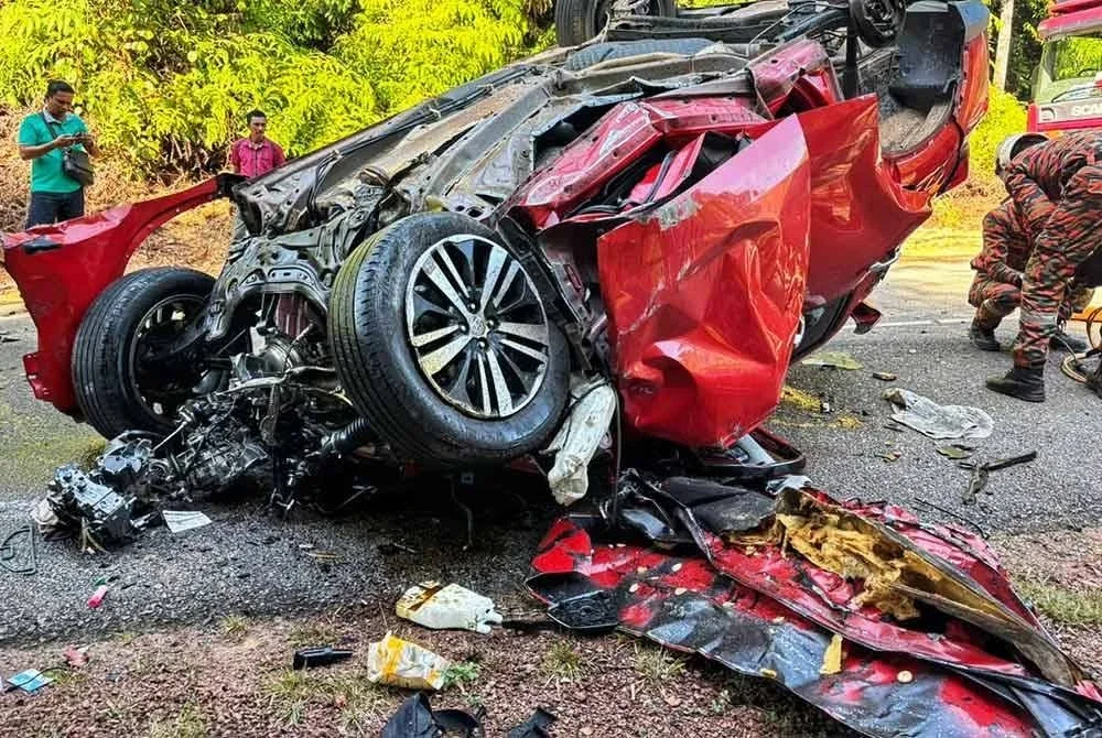Keadaan kereta yang dipandu mangsa dalam kejadian di Jalan Felda Sebertak – Felda Sebertak Triang pada Jumaat. Foto ihsan JBPM