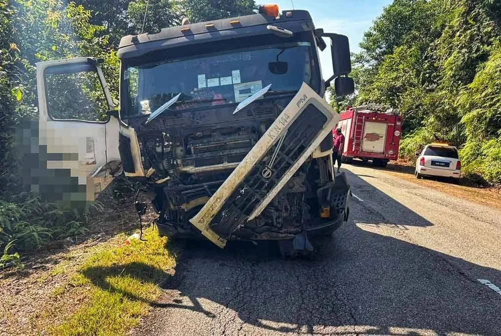 Keadaan lori yang terbabit dalam kemalangan tersebut. Foto ihsan JBPM