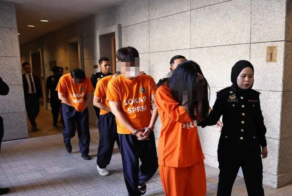 Seorang pengurus kontrak sebuah syarikat pembinaan terkemuka, isterinya serta dua pengarah syarikat direman untuk siasatan berkaitan kes rasuah projek pembinaan pusat data bernilai kira-kira RM180 juta di Johor.