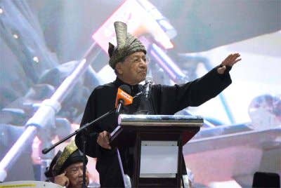 Tun M ketika berucap di Himpunan Mandat Negarawan di Stadium Suka Menanti pada Khamis.