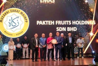 Taufiq menerima Logo Emas Rakan Muzakki daripada Mohamad dalam majlis Pelancaran Logo Rakan Muzakki dan Apresiasi Zakat Perniagaan Tahun 2025 pada Khamis.