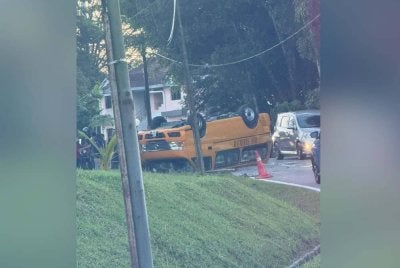 Keadaan van sekolah yang terbalik selepas melanggar sebuah lubang jalan yang tidak ditutup di Jalan Abdul Samad pagi tadi. Foto FB Community Roda Johor
