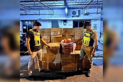 PGA merampas 500,000 batang rokok seludup di Pulau Tengkorak,Tumpat pada Rabu. FOTO: PGA