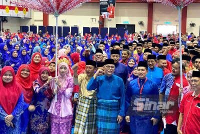 Wan Rosdy (tengah) bersama kepimpinan dan ahli UMNO yang hadir pada Mesyuarat Agung UMNO Bahagian Pasir Mas pada Jumaat. Foto Sinar Harian HAZELEN LIANA KAMARUDIN