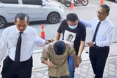 Shin Nam (dua dari kanan) dibawa polis ke Mahkamah Majistret Seremban pada Jumaat atas pertuduhan menjadi keldai akaun empat bulan lalu.
