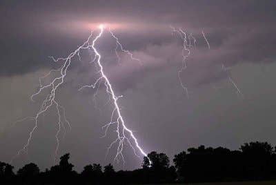 Panahan petir merentasi kawasan luar bandar semasa ribut monsun di negeri Bihar, India Timur. Foto AFP
