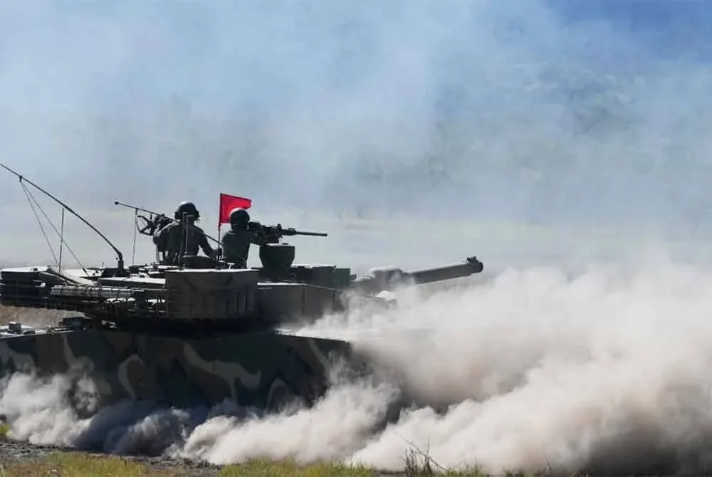 Askar Korea Selatan melepaskan tembakan dari kereta kebal K1 ketika latihan berhampiran Rockhampton.