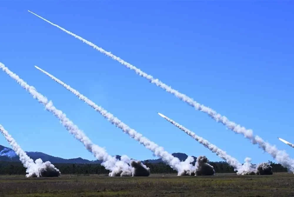 Sistem Roket Artileri Mobiliti Tinggi Australia (HIMARS) ditembak buat pertama kali ketika demonstrasi kekuatan senjata itu.