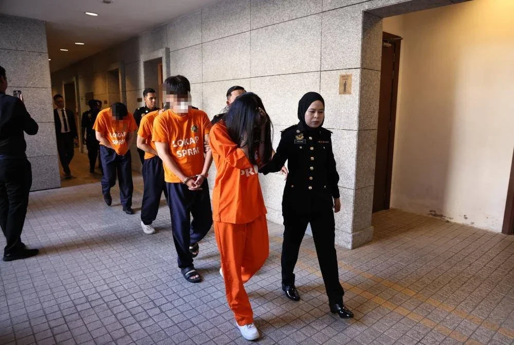 Empat individu direman untuk siasatan kes rasuah perolehan tender pembinaan pusat data.