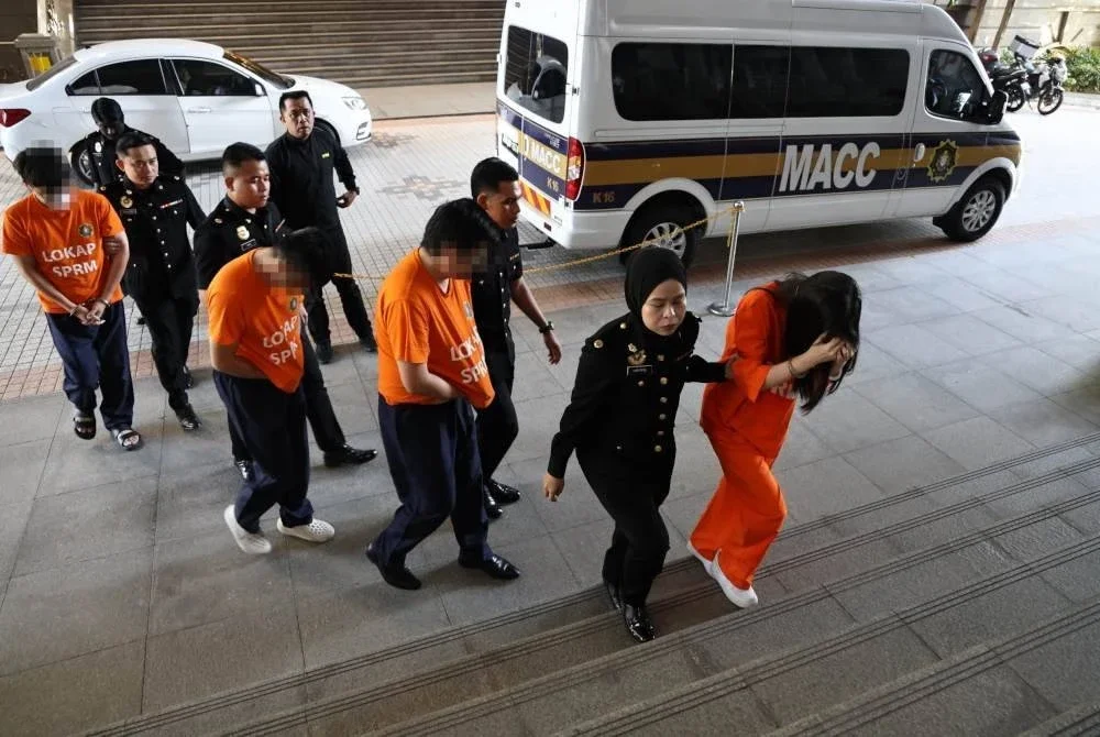 Empat individu direman untuk siasatan kes rasuah perolehan tender pembinaan pusat data.