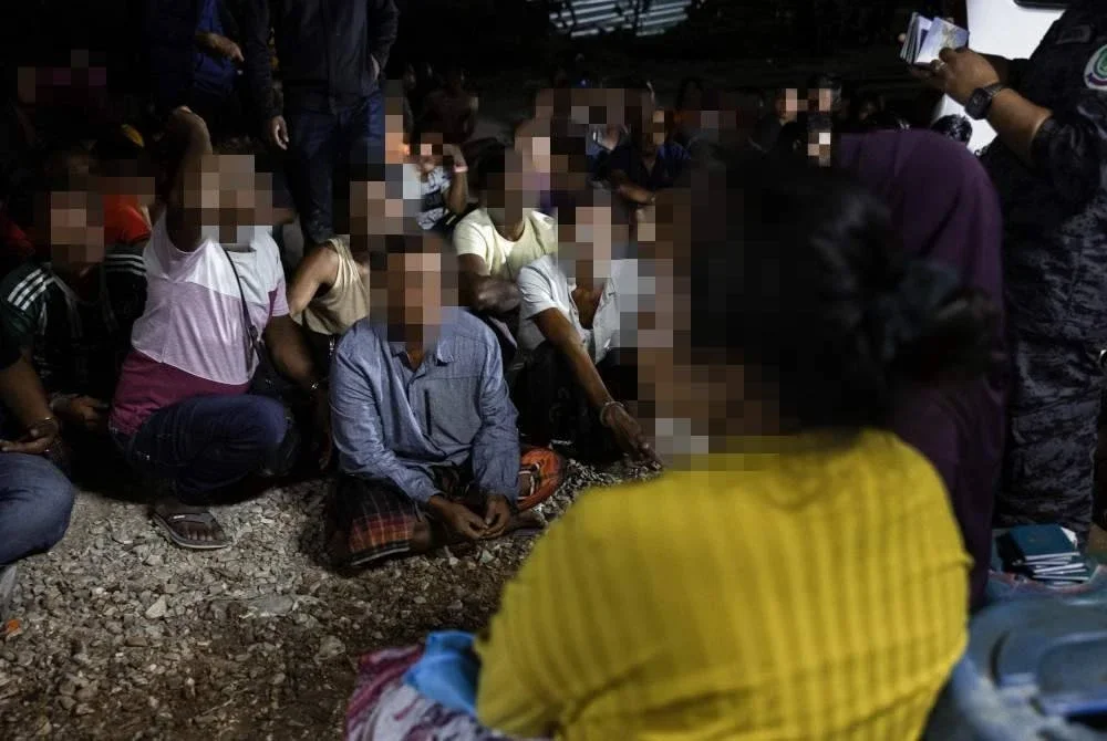 
Antara warga asing yang ditahan dalam satu operasi bersepadu Jabatan Imigresen Malaysia (JIM) Perak dan Pasukan Gerakan Am (PGA) di sebuah tapak pembinaan di Persiaran Panorama Lapangan Perdana awal pagi Sabtu. Foto Bernama