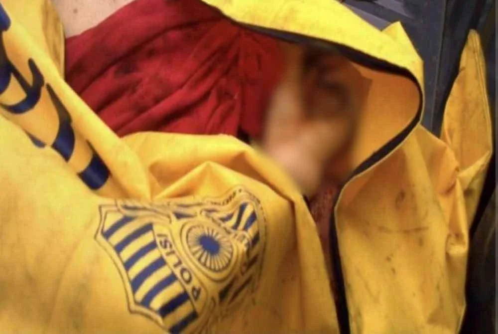 Mayat wanita dengan tangan bergari itu ditemui dalam keadaan memakai baju hujan berwarna merah jambu dan bertudung ungu.