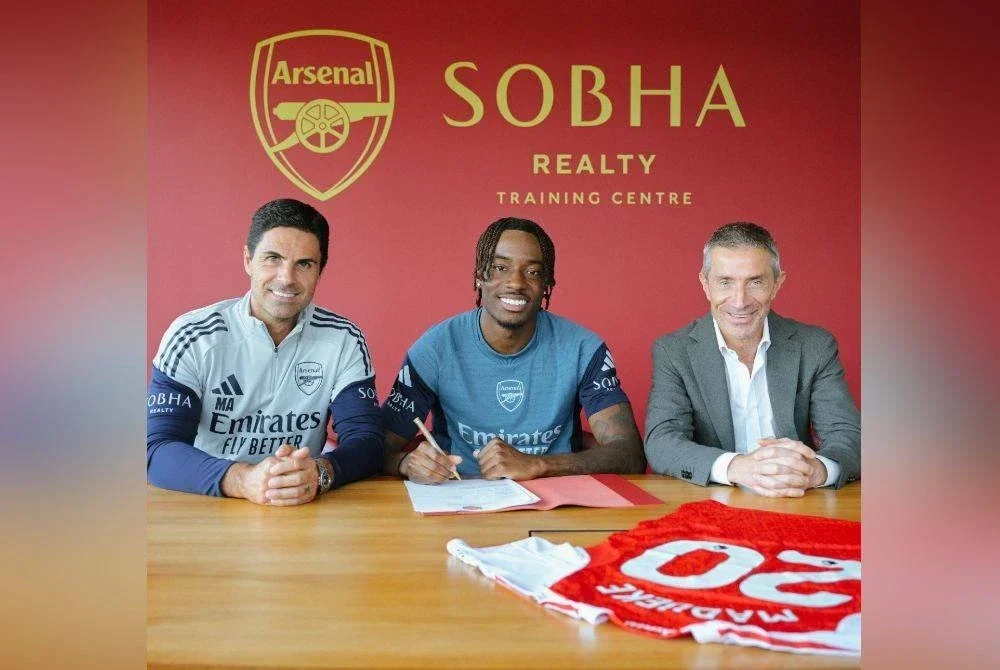 Arteta (kiri) bersama Madueke rekrut terbaharu Arsenal dari Chelsea. Foto Agensi