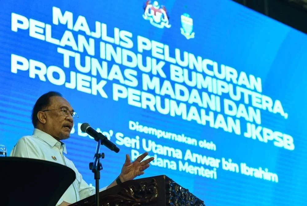 Perdana Menteri Datuk Seri Anwar Ibrahim berucap pada Majlis Peluncuran Pelan Induk Bumiputera, Tunas MADANI dan Projek Perumahan JKPSB di Universiti Teknologi Mara (UiTM) Kampus Permatang Pauh pada Sabtu. Foto Bernama