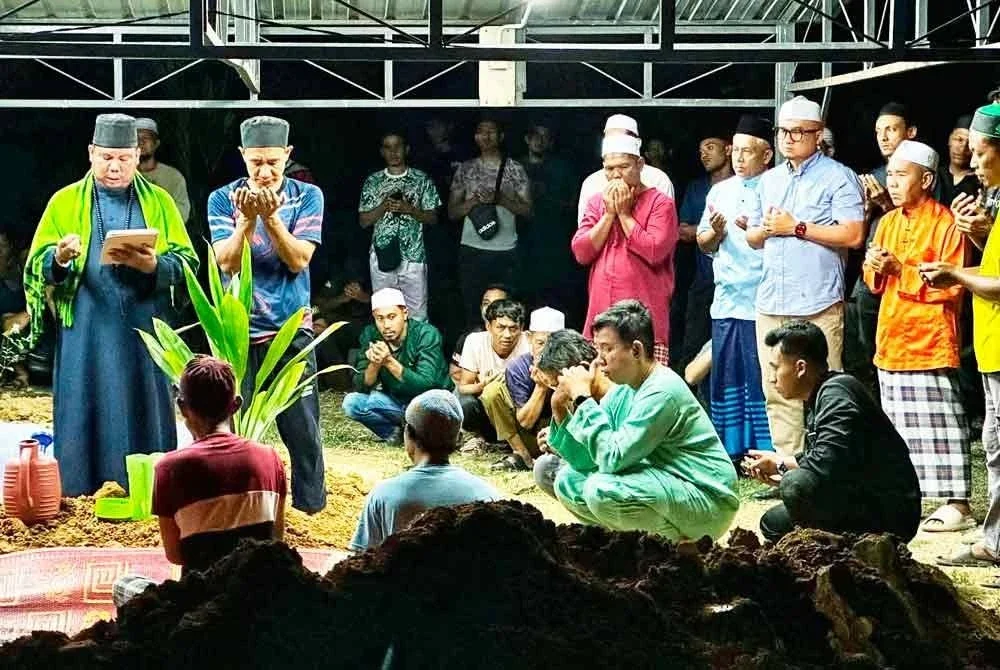 Fadzli (berdiri, dua dari kanan) ketika pengebumian Allahyarham Tengku Badri di Tanah Perkuburan Islam Felda Lembah Klau, Raub.
Foto FB Fadzli