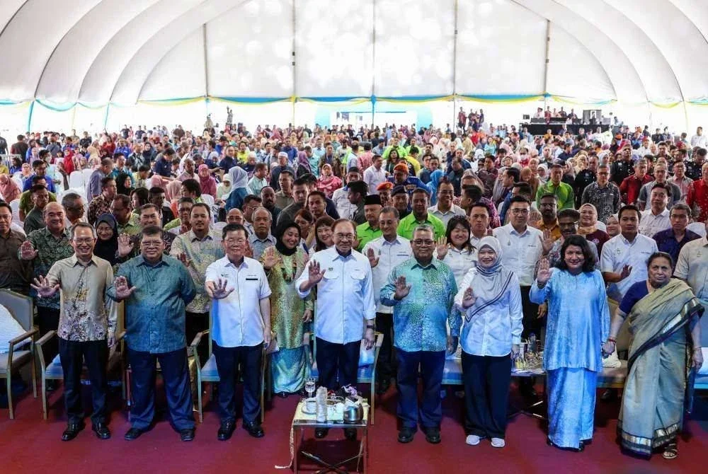 Anwar (depan lima dari kiri) bergambar bersama orang ramai pada Majlis Perasmian Sambutan Minggu Perpaduan (SMP) Peringkat Kebangsaan 2025 di pekarangan Stadium Batu Kawan pada Sabtu. Turut hadir Menteri Perpaduan Negara, Datuk Aaron Ago Dagang dan Ketua Menteri Pulau Pinang, Chow Kon Yeow. Foto Bernama