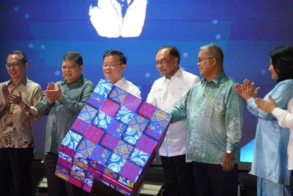 Anwar (empat dari kanan) bersama Aaron (tiga dari kanan) ketika merasmikan Sambutan Minggu Perpaduan di pekarangan Stadium Batu Kawan pada Sabtu.