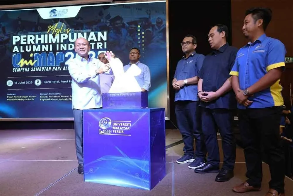 Zaliman (kiri) ketika melancarkan 10 inisiatif utama alumni atau flagship initiatives sebagai kerangka penglibatan alumni secara berstruktur dan berterusan.