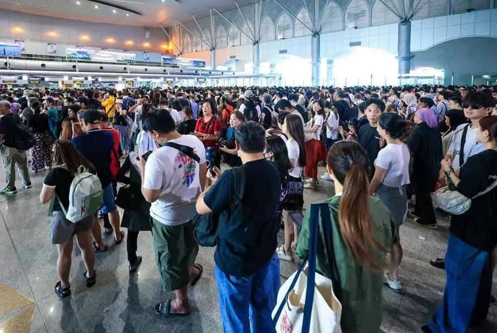 Gangguan sistem di CIQ, BSI yang berlarutan lebih 24 jam menyebabkan kesesakan di pintu sempadan.- Foto: Facebook Onn Hafiz