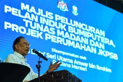 Perdana Menteri Datuk Seri Anwar Ibrahim berucap pada Majlis Peluncuran Pelan Induk Bumiputera, Tunas MADANI dan Projek Perumahan JKPSB di Universiti Teknologi Mara (UiTM) Kampus Permatang Pauh pada Sabtu. Foto Bernama