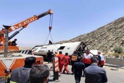 Kejadian berlaku di jalan antara daerah Firuzabad dan Kavar.