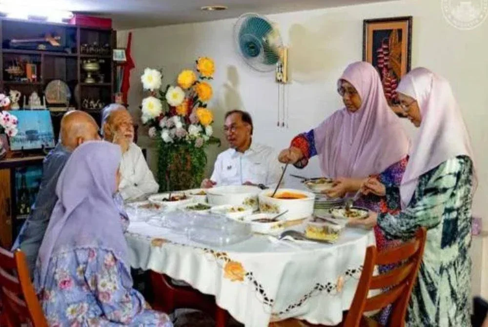 Anwar (tiga dari kanan) bersama adik-beradiknya duduk di meja makan di kediaman keluarga mereka di Cherok Tok Kun, Bukit Mertajam pada Sabtu. Turut serta isteri Anwar, Datin Seri Dr Wan Azizah Wan Ismail (kanan). - Gambar FB Anwar Ibrahim