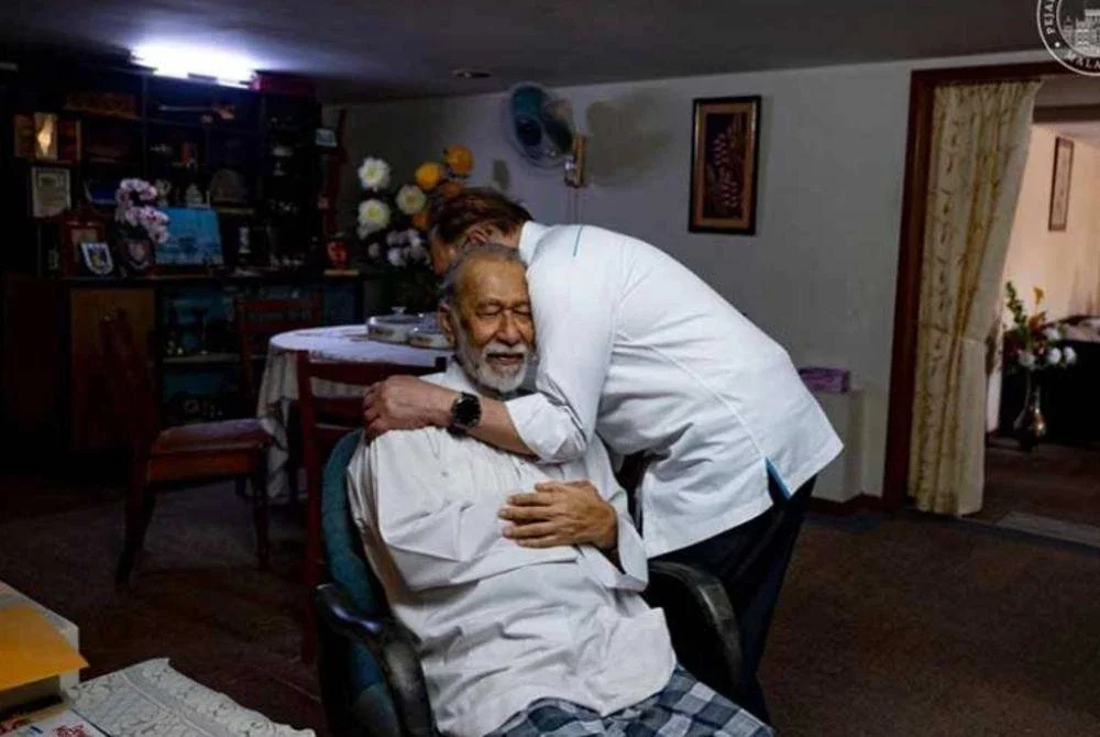 Anwar memeluk abangnya, Idrus.