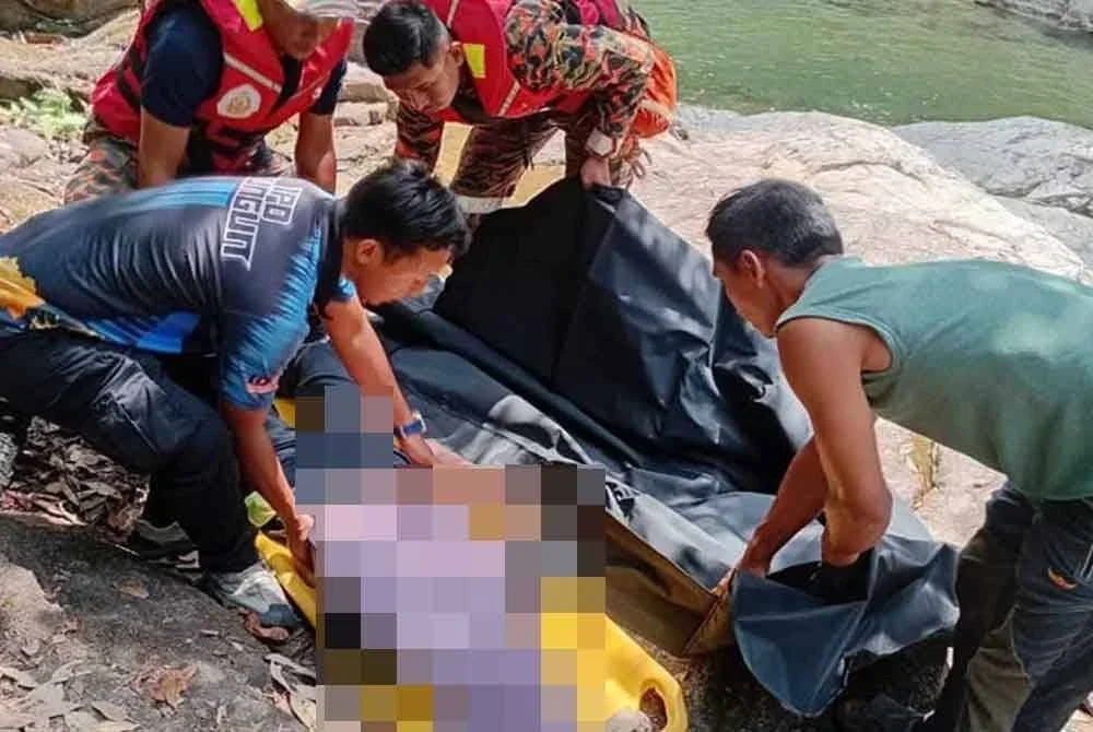 Mayat mangsa dibawa naik oleh penduduk kampung dan pasukan penyelamat selepas ditemukan di dasar air terjun dalam kejadian pada Sabtu. - Foto: Facebook Ghazali Sulaiman