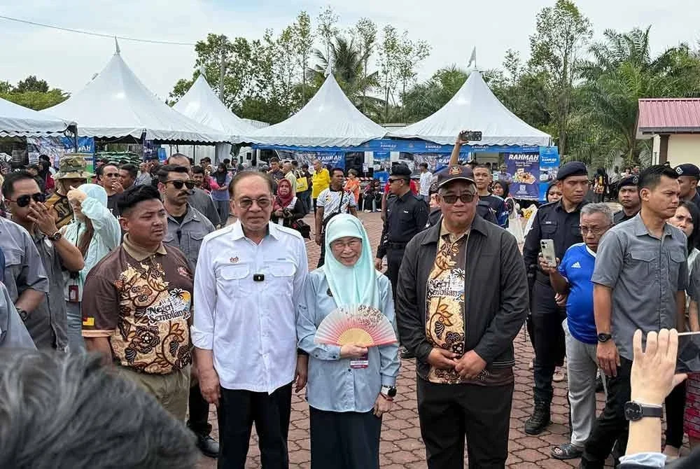 Anwar bersama isteri hadir di Kenduri Rakyat Kampung Pachitan sempena Program Ukhwah Kepimpinan Madani dan Pemukiman anggota pentadbiran dan ahli Parlimen Kerajaan Madani.