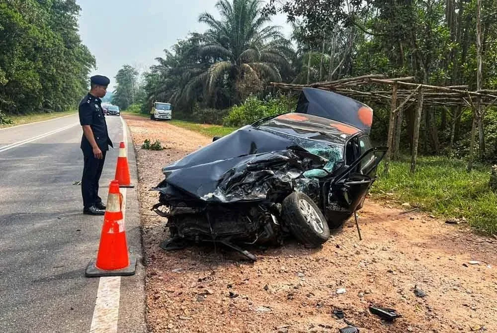 Keadaan kereta yang dipandu mangsa remuk akibat kemalangan tersebut. Foto ihsan PDRM