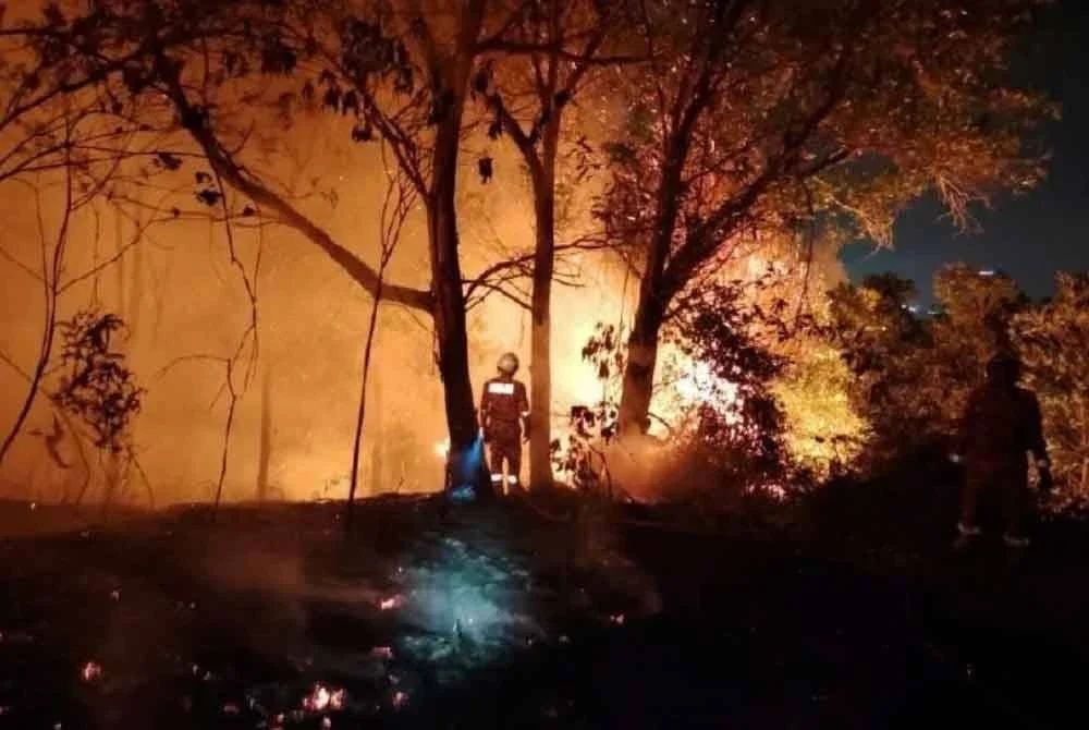 Anggota bomba memadam kebakaran hutan di Kajang Prima pada Jumaat.