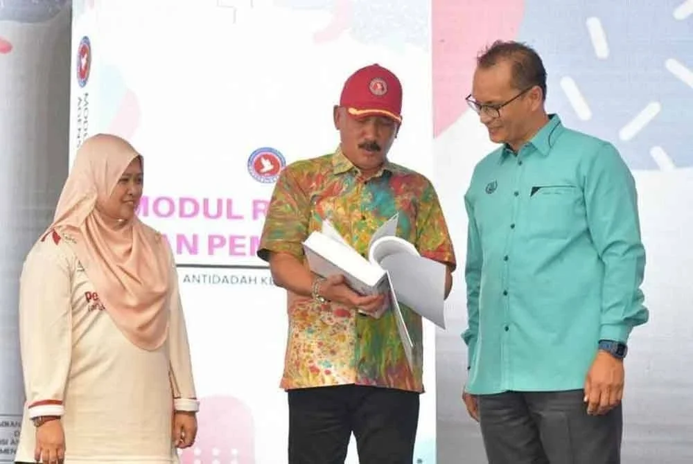 Ruslin (tengah) melancarkan modul rawatan dan pemulihan AADK yang baharu sempena Hari Terbuka AADK di PUSPEN Serdang, pada Ahad.