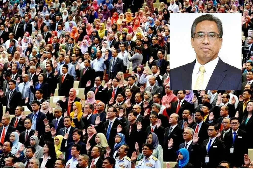 Penjawat awam tertakluk kepada ikrar yang dilafazkan pada setiap minggu. Foto kecil: Shamsul Azri