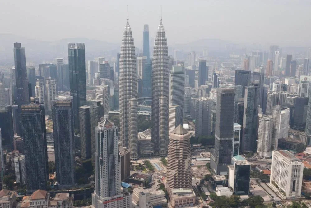 Pemandangan bangunan pencakar langit dan kawasan sekitar ibu kota kelihatan sedikit kabur berikutan jerebu dengan bacaan IPU 96 bagi stesen Cheras setakat jam 11 pagi tadi. - Foto: Bernama