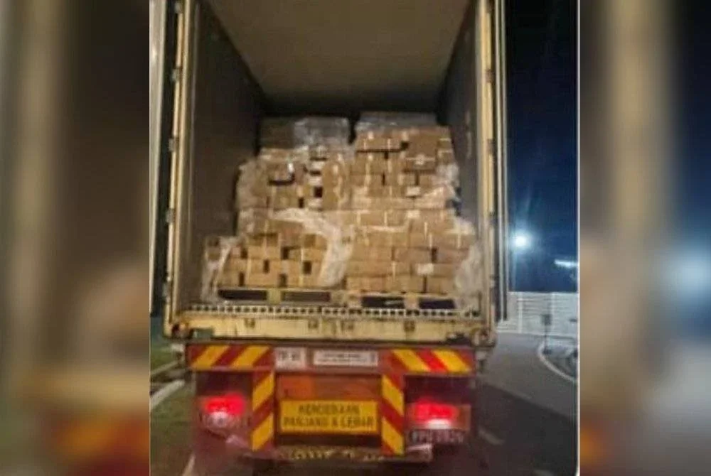 Lori kontena membawa muatan 2,646 karton kaki ayam bernilai lebih RM1.4 juta ditahan di tepi jalan berhampiran Kompleks Bebas Cukai Jalan Baru Sadao pada Jumaat.
