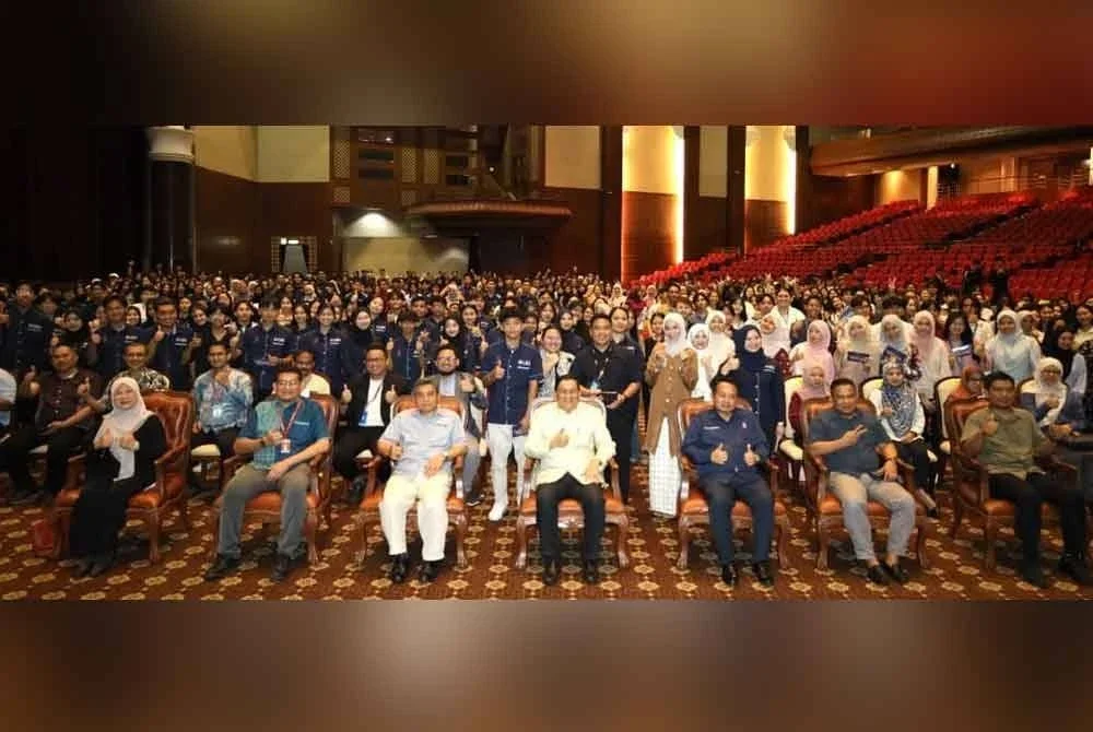 Mohd Arifin (tiga dari kanan) bersama mahasiswa pada majlis penyampaian Sentosa di Dewan Canselor, UMS, Kota Kinabalu.