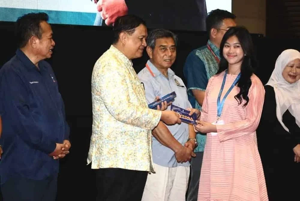 Mohd Arifin menyerahkan sumbangan di bawah program Sentosa pada majlis penyampaian di Dewan Canselor, UMS, Kota Kinabalu.