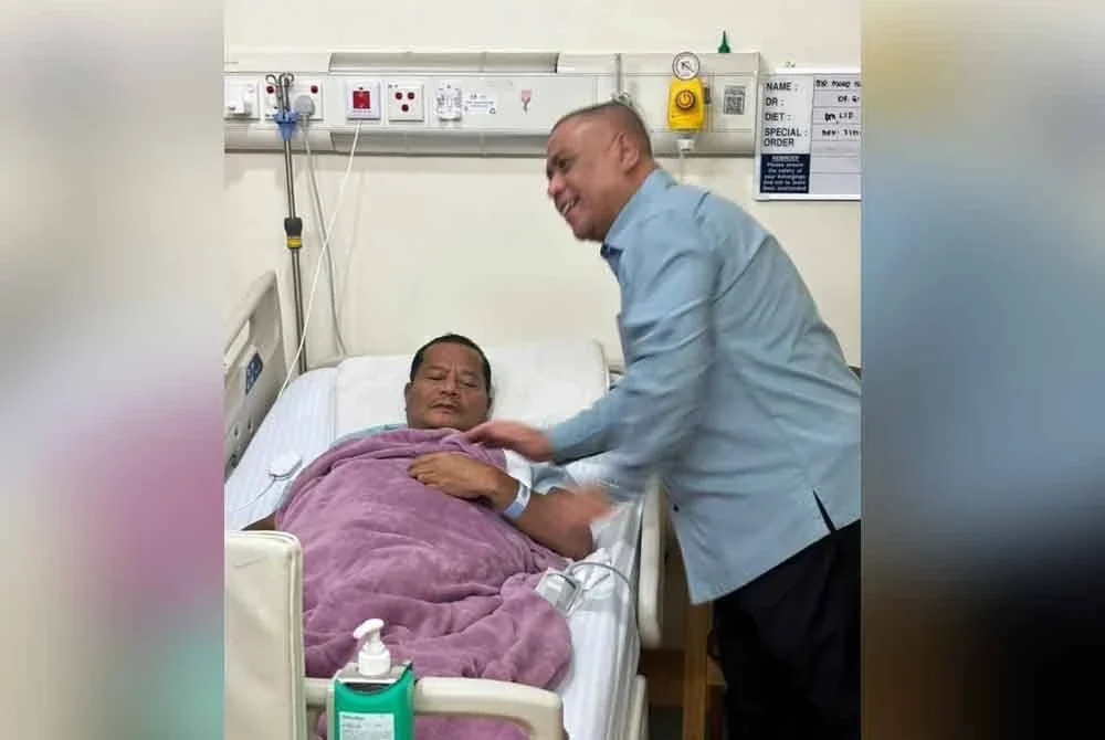 Saarani mendoakan kesembuhan buat Mohd Najmuddin yang menerima rawatan di Hospital KPJ Ipoh. Foto FB Saarani Mohamad